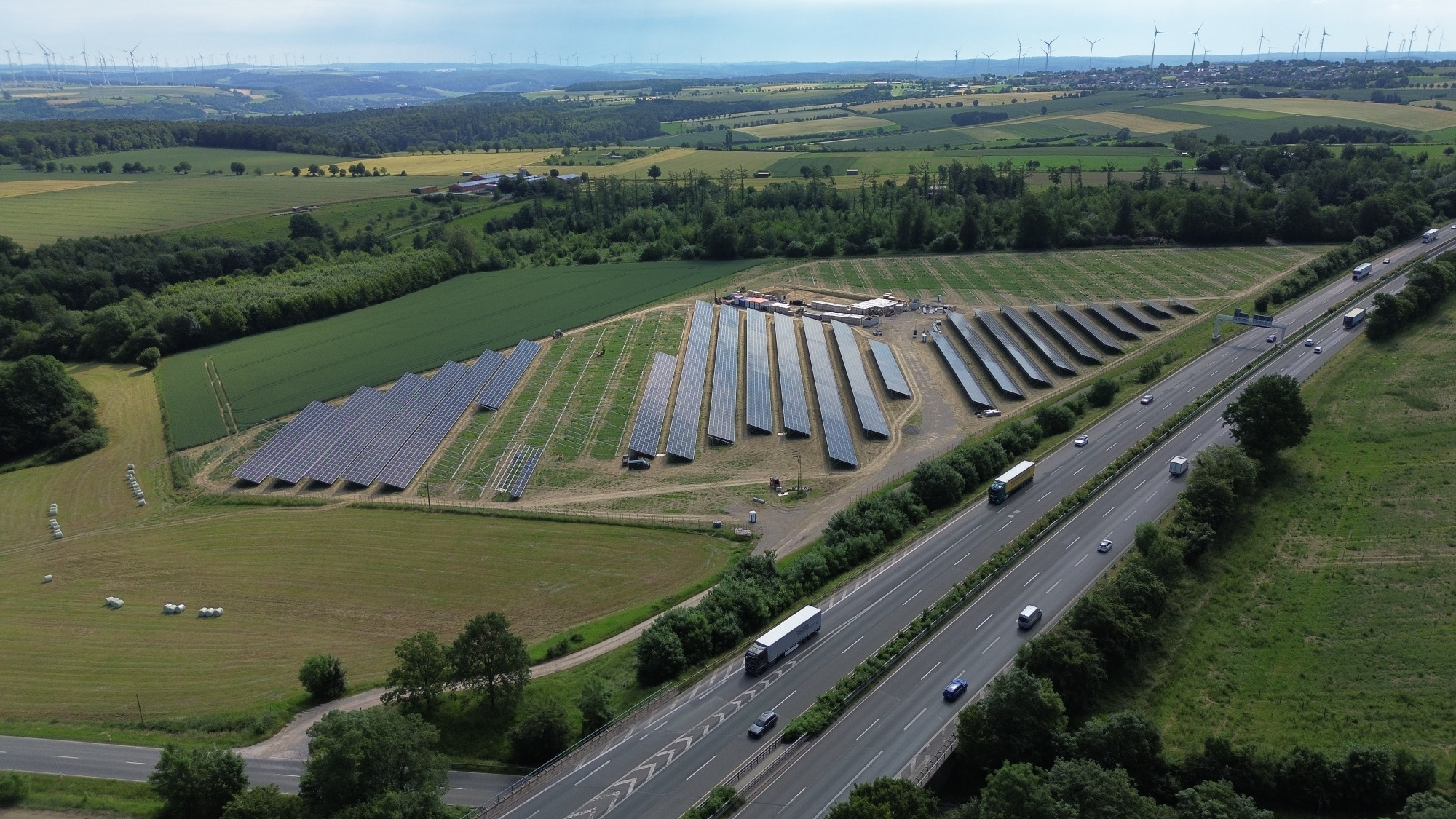 Freiflächen-Photovoltaikanlage entlang der Autobahn