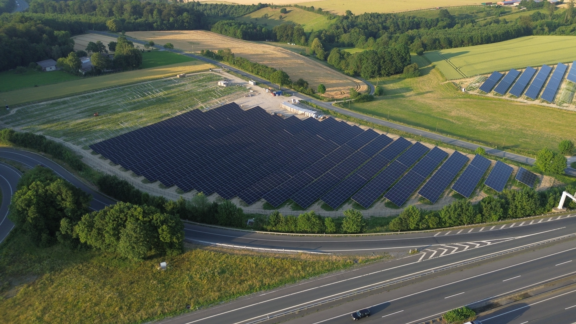 Photovoltaik-Fläche neben der Autobahnbrücke