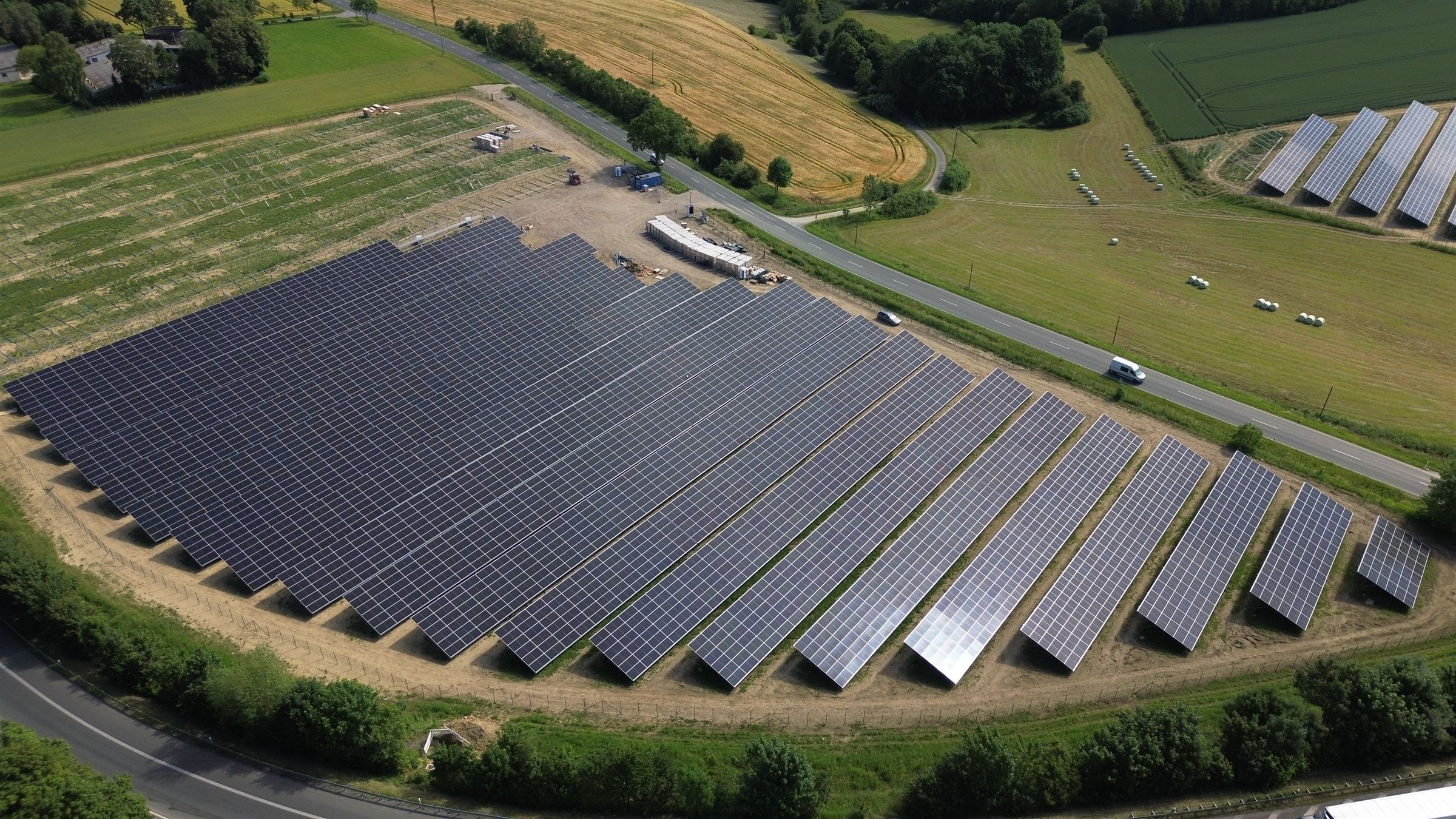 Solarpark während der Bauphase, Ansicht mit angrenzender Straße
