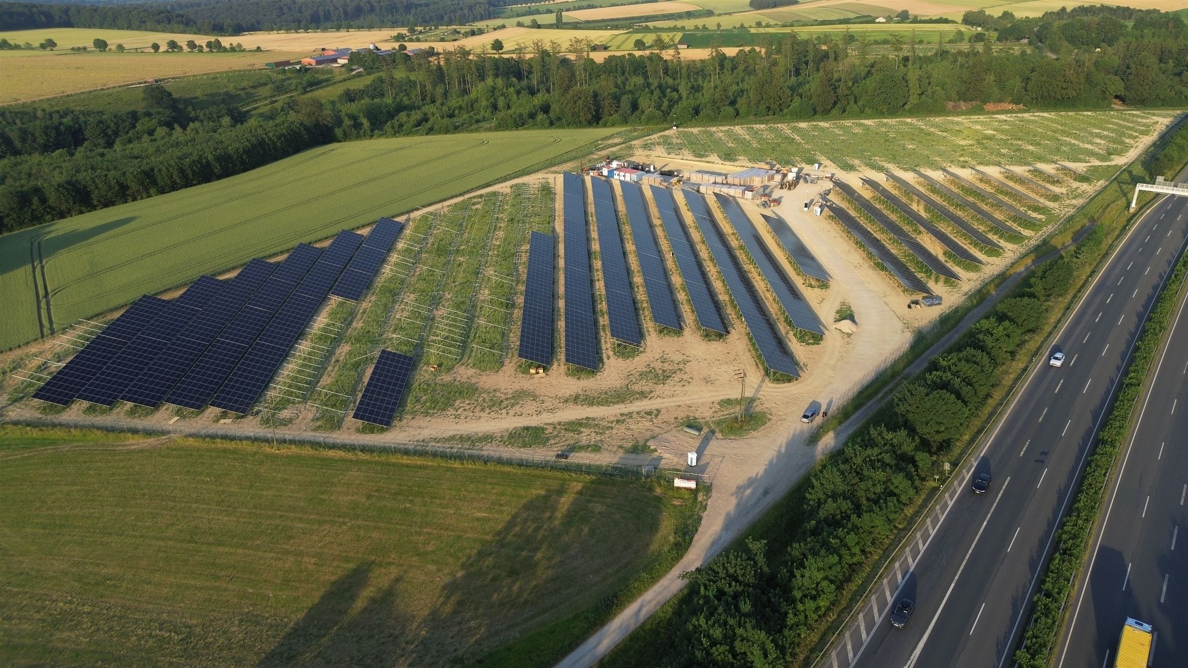 Solarpark während der Bauphase, Ansicht entlang der Autobahn